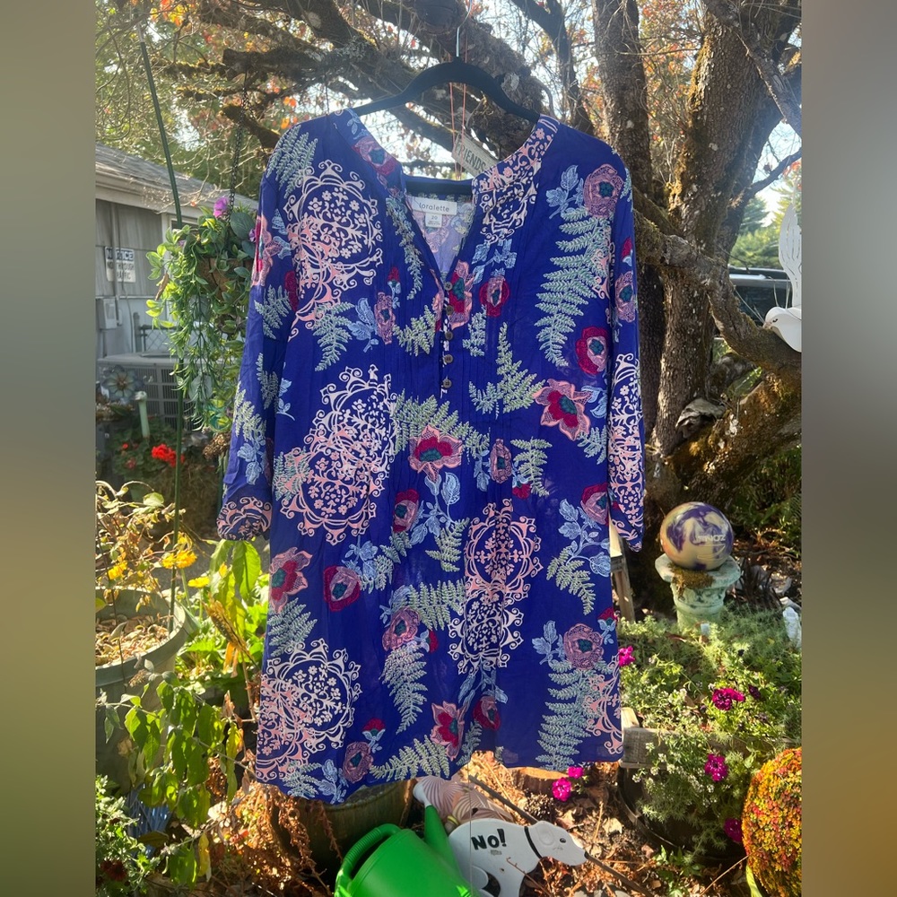 Loralette tunic blouse with pin tuck detail blue floral size 20